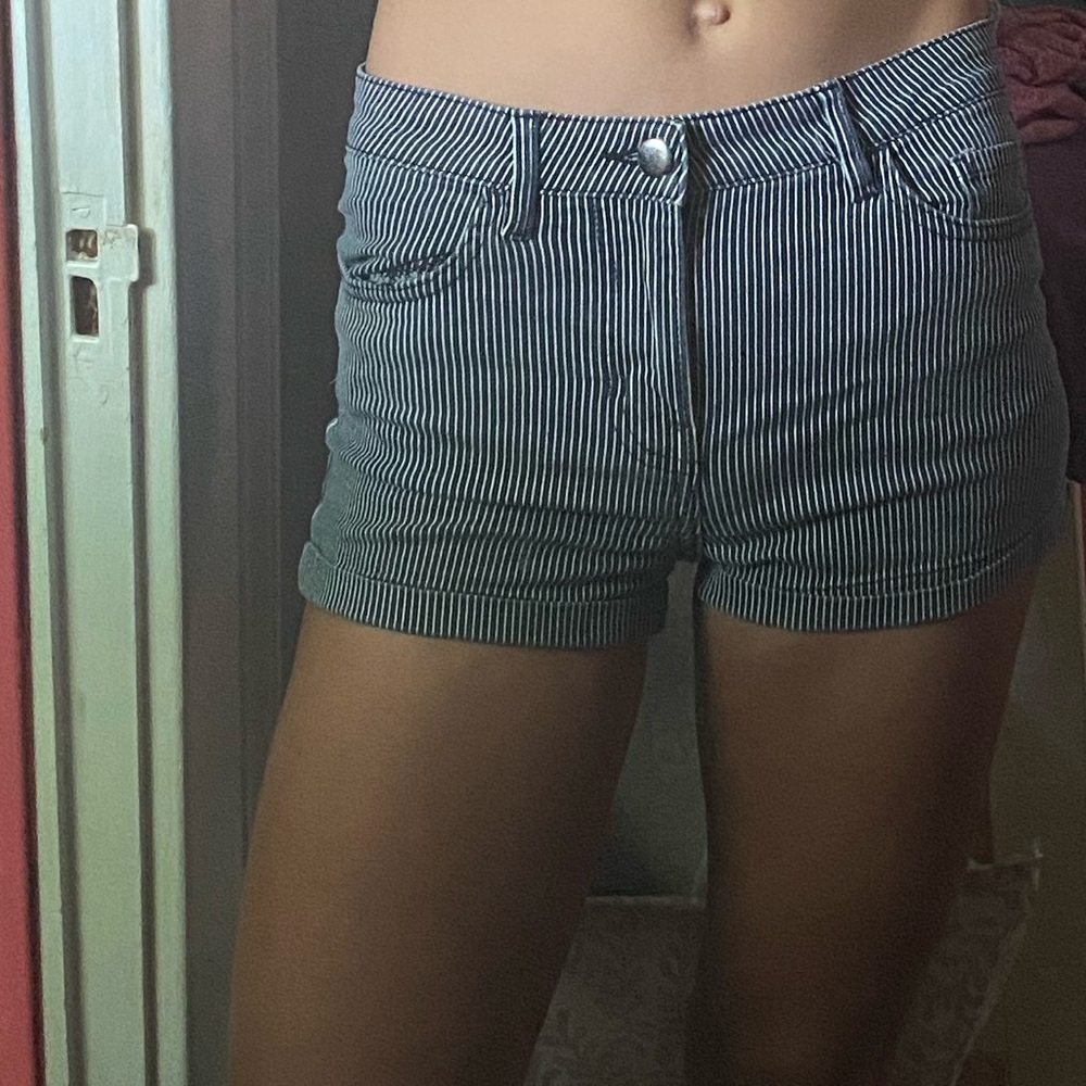 NAVY/WHITE SHORTS